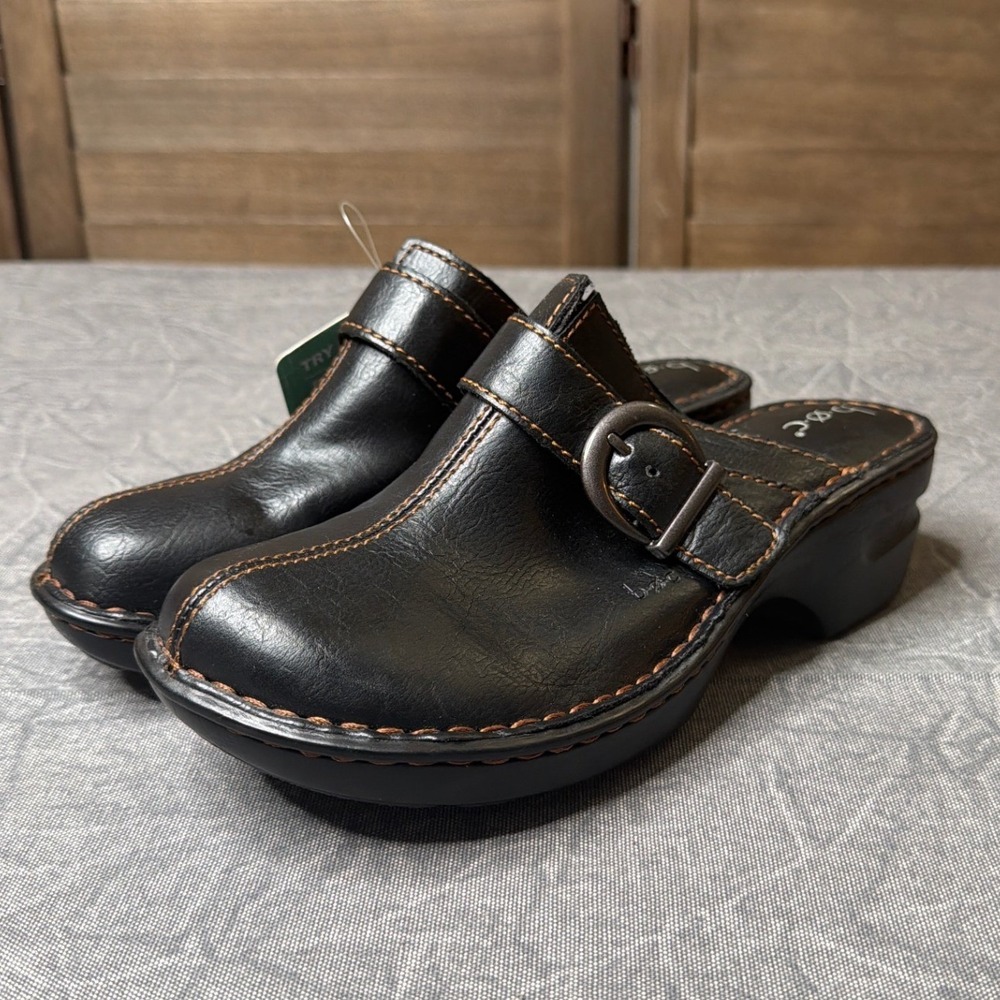 b.o.c. Clogs Womens 7 BC3457 CIH18 Black Buckle Contrast Stitch NEW